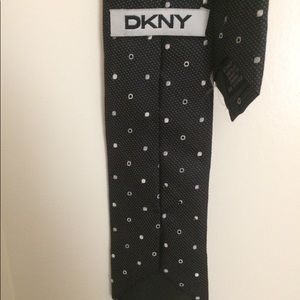 DKNY tie black white